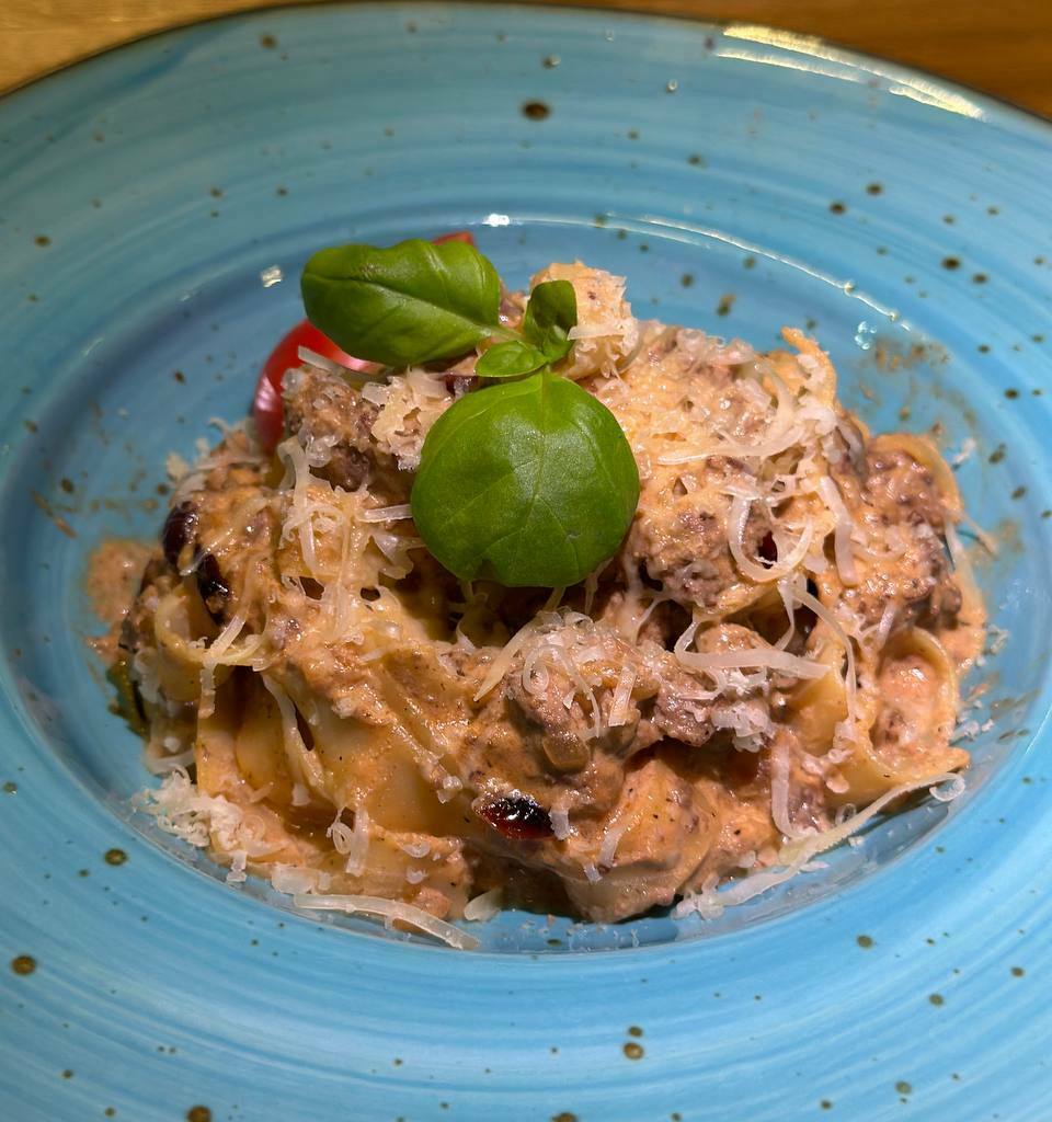 Паста с печенью и вяленой клюквой в сливочно-томатном соусе, 300 г