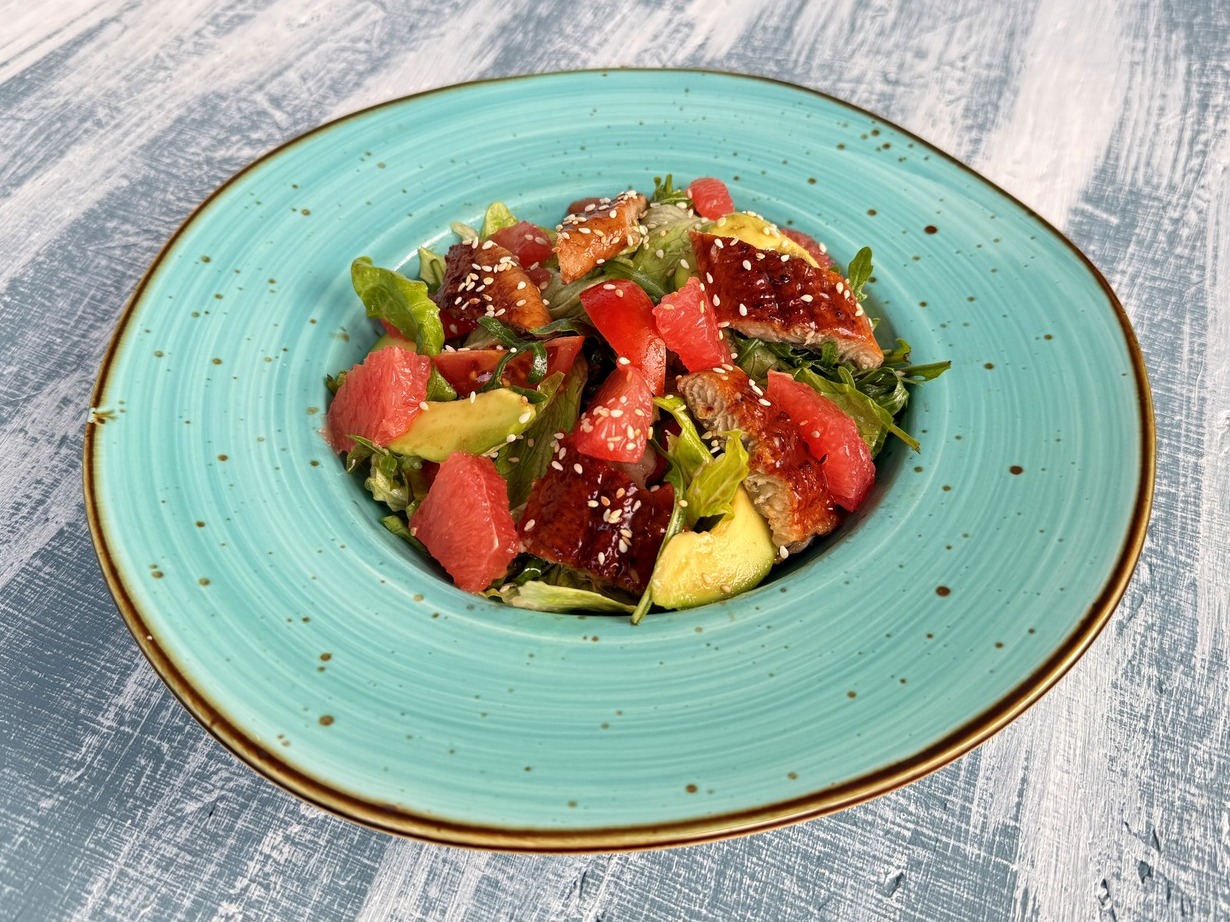 Салат с угрём, грейпфрутом, авокадо и зеленым миксом под фирменной цитрусовой заправкой, 220 г