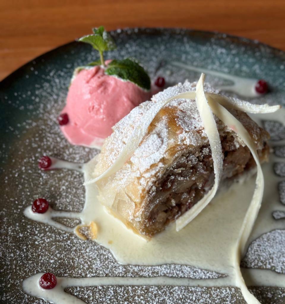 Венский штрудель с яблочно-грушевой начинкой под ванильным соусом, 180/50/50 г