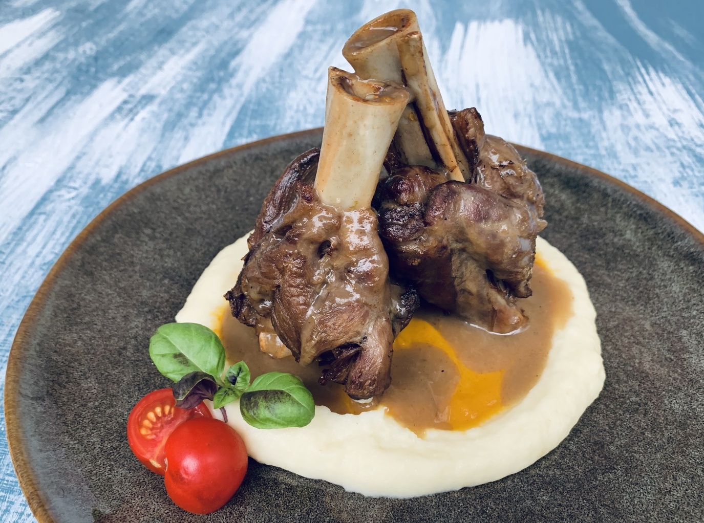 Голяшка спасского барашка с соусом "с домашней грядки", 150/200 г