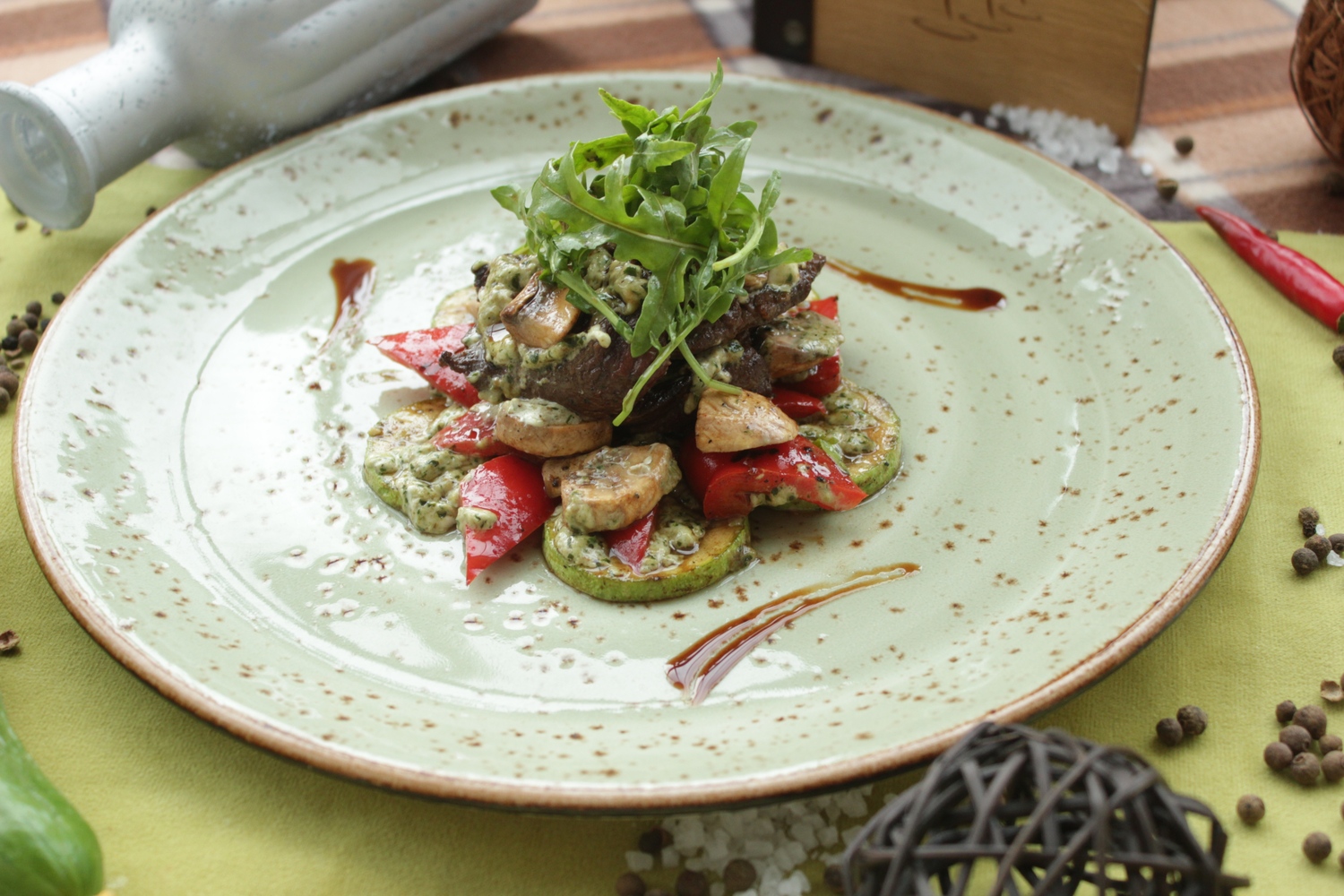 Тёплый салат с телятиной и овощами гриль под сливочным песто,215 г